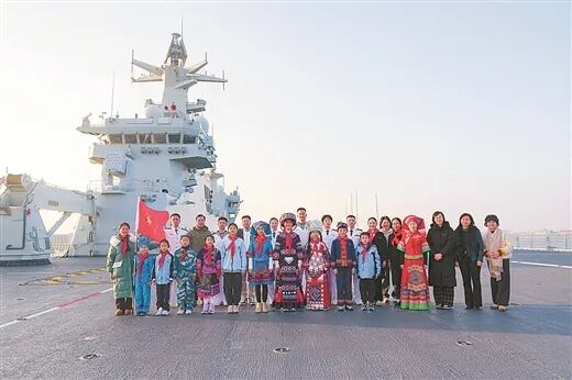 为航母建设捐款的小朋友,登上广西舰! 为航母建设捐款的小朋友,登上广西舰!