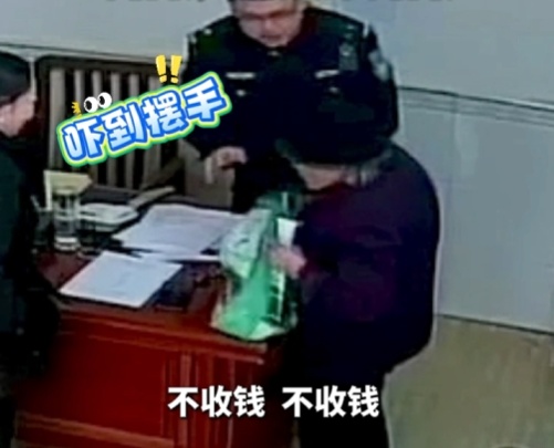 吓“崩溃”！乘车48公里，攥着1000元...民警巧妙“收下”老人的心意