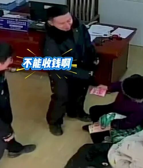 吓“崩溃”！乘车48公里，攥着1000元...民警巧妙“收下”老人的心意