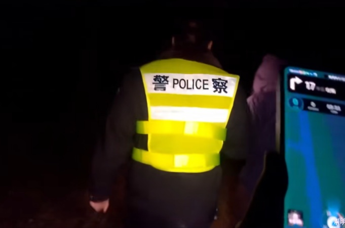 17岁少年独自夜骑，报警后失联！结局暖心，网友：幸亏遇到他们！