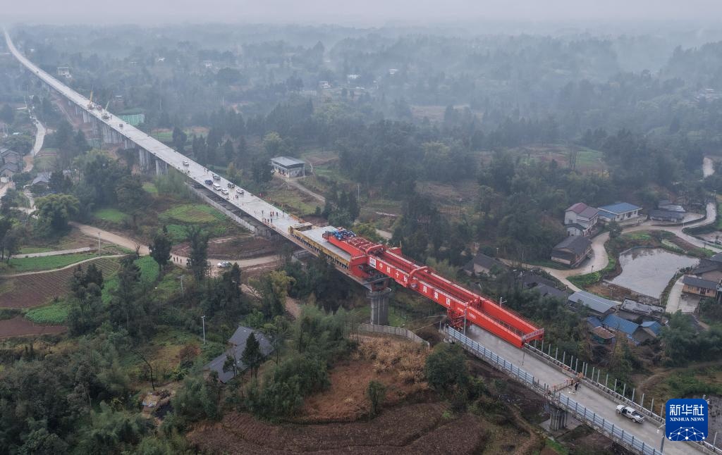 成渝中线高铁重庆大足段架梁完成