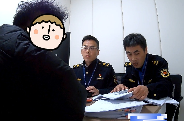 杭州男子专门跑海宁买烟花，燃放时炸伤围观者，赔偿500元！民警：传唤调查