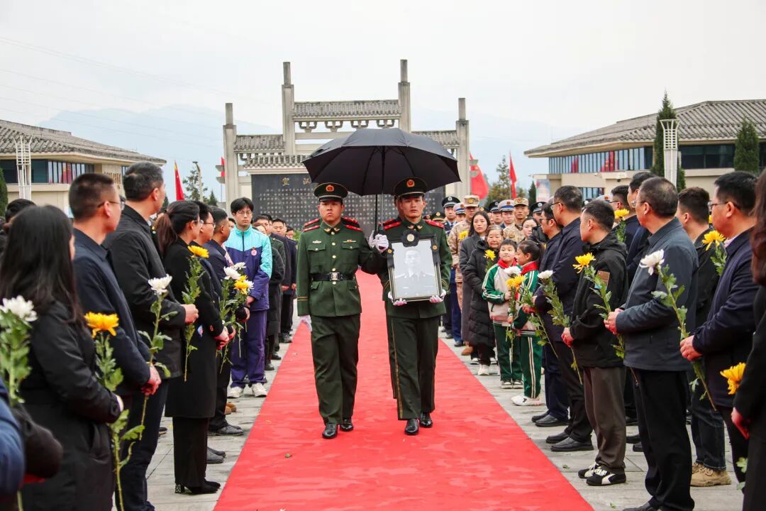 查缉走私嫌疑船只时壮烈牺牲，25岁谯禾林烈士今日在家乡宣汉安葬，被追记一等功