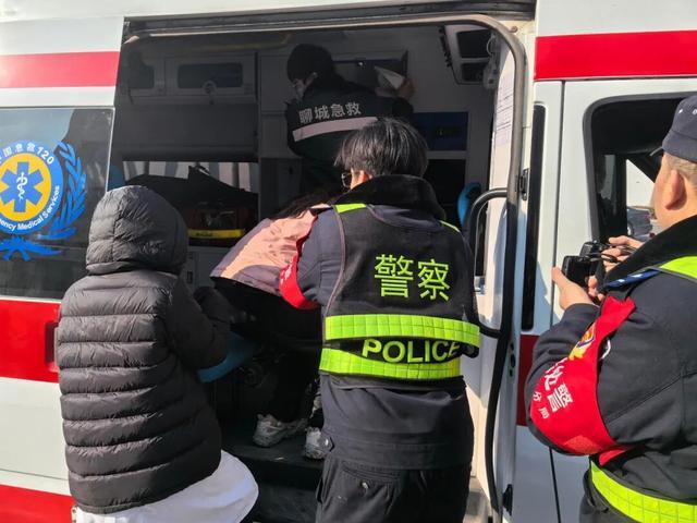 急！聊城一女子被困冰河中央，命悬一线