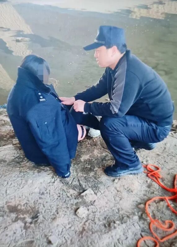 生死瞬间,他们纵身一跃…… 生死瞬间,他们纵身一跃……