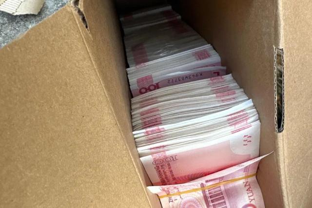 22.5万现金抱进陵园！警方17分钟生死时速截停，男子懵了：差点全没了！