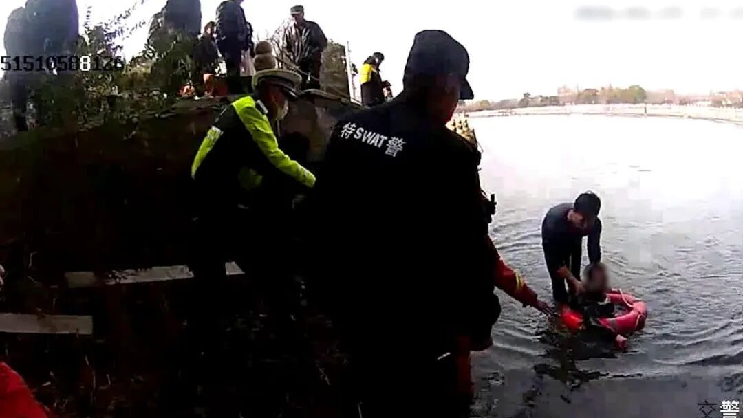 生死瞬间,他们纵身一跃…… 生死瞬间,他们纵身一跃……