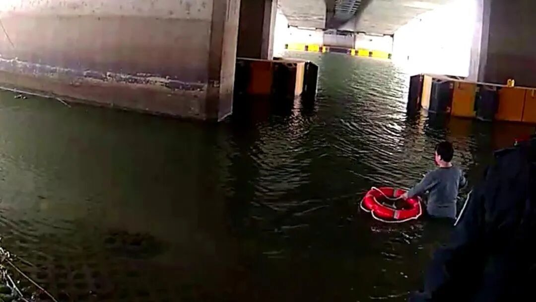 生死瞬间,他们纵身一跃…… 生死瞬间,他们纵身一跃……