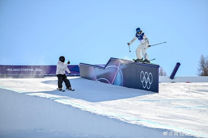 谷爱凌摘银后发文：在关键时刻拿出了最佳表现，感觉自己又在滑雪上取得了进步