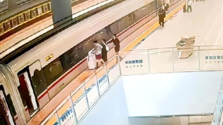 至少14人被拍到！女大学生坐高铁回家过年，全网点赞的车站服务队找到了！
