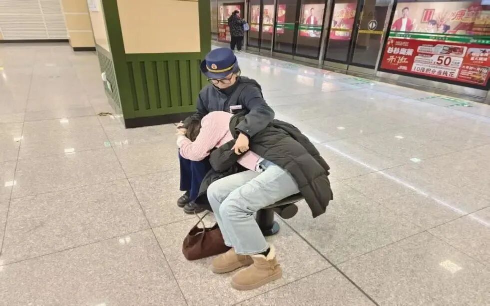 乘客突发低血糖身体不适，地铁站工作人员暖心救助