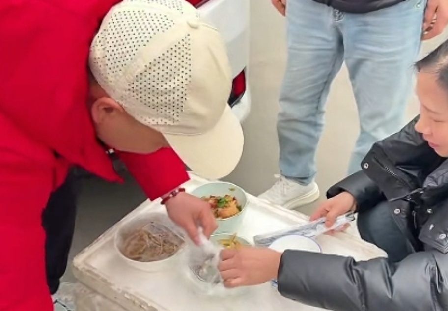 二哥返乡经过湖南着急赶路，弟弟驾车30公里去高速口送饭，兄弟俩拥抱一幕看哭网友