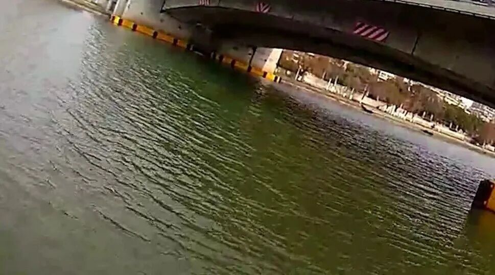 生死瞬间,他们纵身一跃…… 生死瞬间,他们纵身一跃……