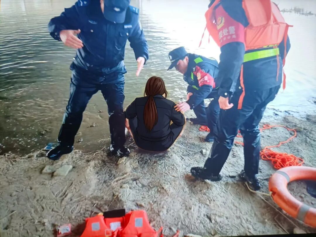 生死瞬间,他们纵身一跃…… 生死瞬间,他们纵身一跃……