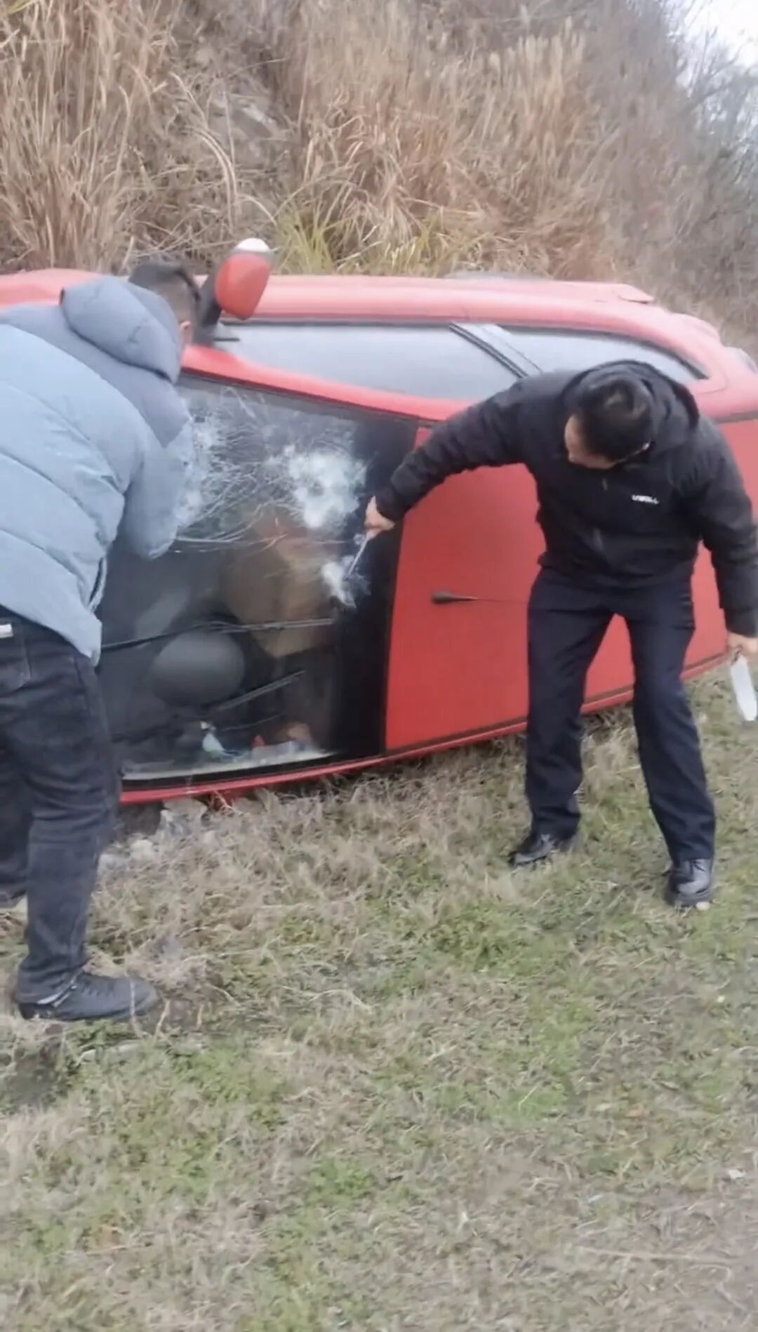 轿车侧翻沟内变形冒烟，热心司机徒手破窗救人，当事人：遇紧急情况只想着救人