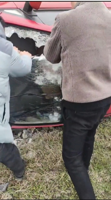 轿车侧翻沟内变形冒烟，热心司机徒手破窗救人，当事人：遇紧急情况只想着救人