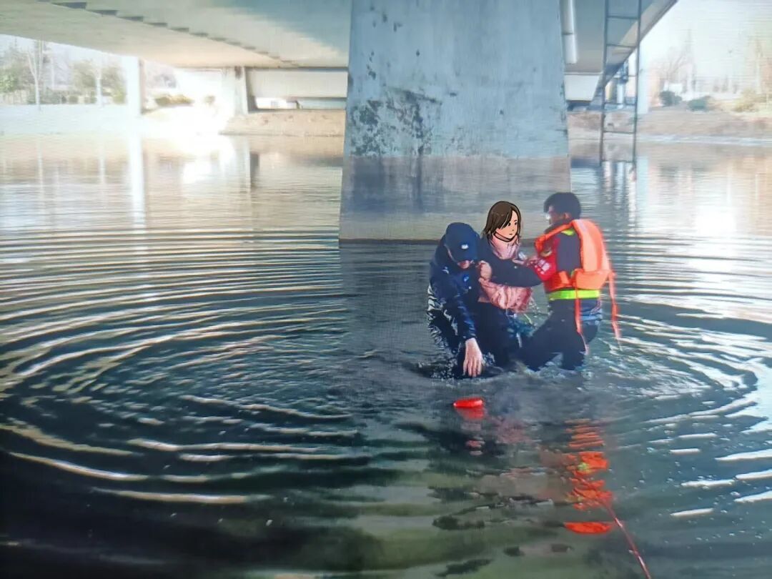 生死瞬间,他们纵身一跃…… 生死瞬间,他们纵身一跃……