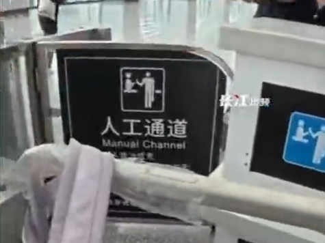 至少14人被拍到！女大学生坐高铁回家过年，全网点赞的车站服务队找到了！