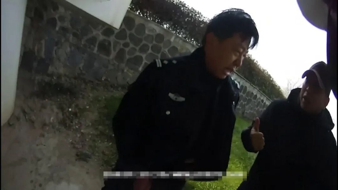 生死瞬间,他们纵身一跃…… 生死瞬间,他们纵身一跃……