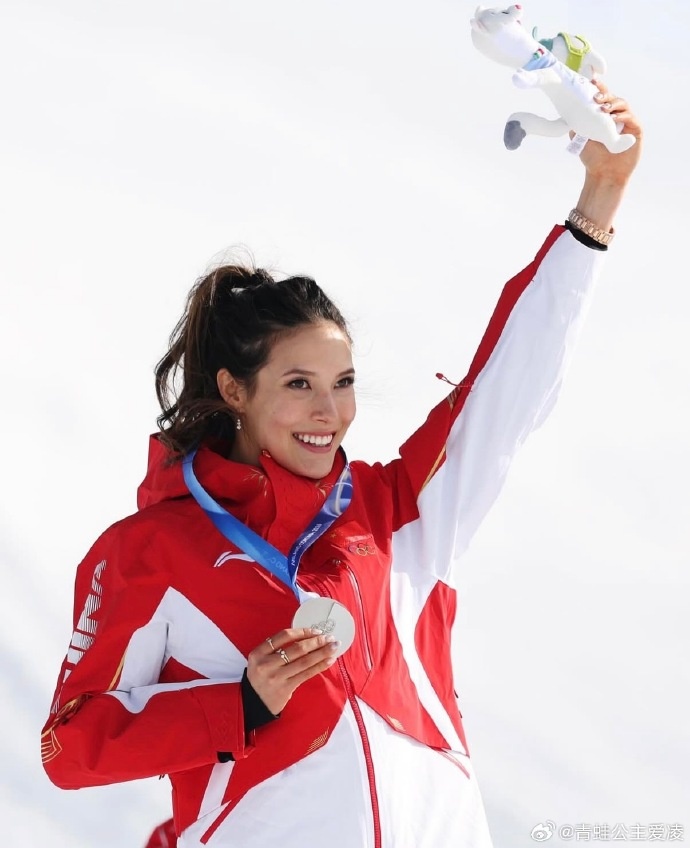谷爱凌摘银后发文：在关键时刻拿出了最佳表现，感觉自己又在滑雪上取得了进步
