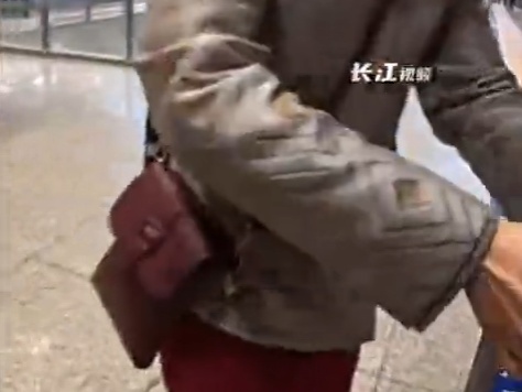 至少14人被拍到！女大学生坐高铁回家过年，全网点赞的车站服务队找到了！