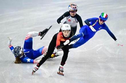 短道速滑女子500米预赛：王欣然张楚桐范可新携手晋级