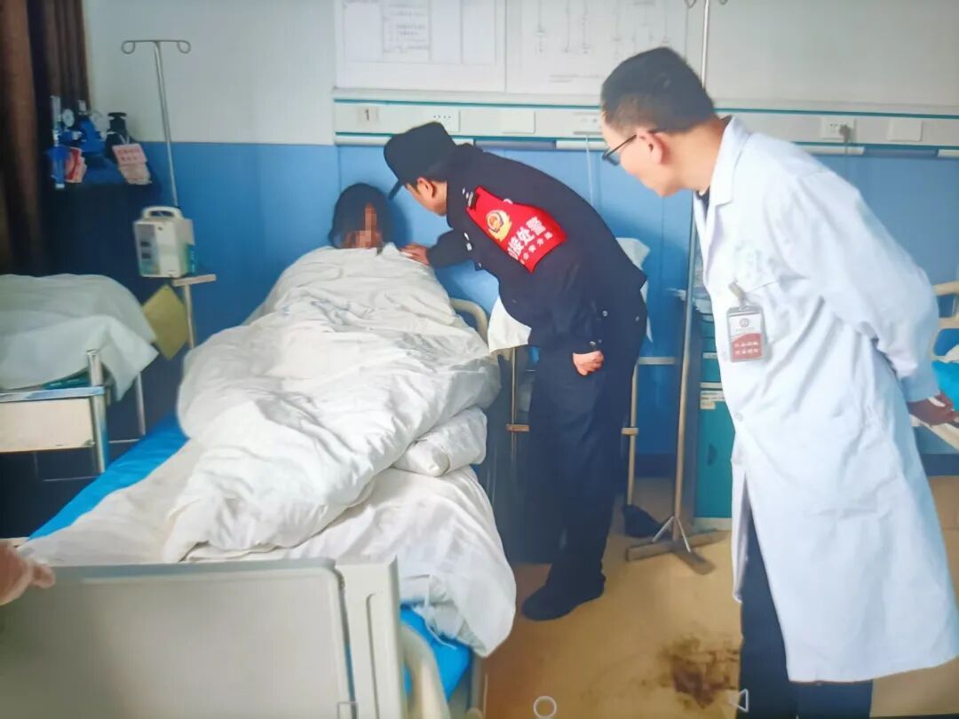 生死瞬间,他们纵身一跃…… 生死瞬间,他们纵身一跃……