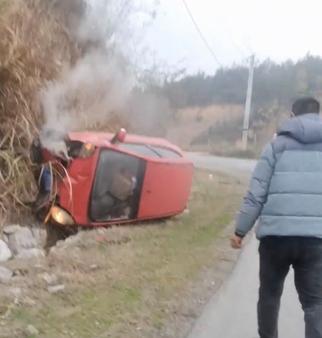 轿车侧翻沟内变形冒烟，热心司机徒手破窗救人，当事人：遇紧急情况只想着救人