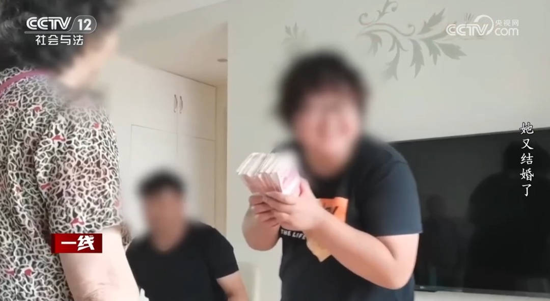 已婚女子一月内和两男子举办婚礼、共同生活，连父母都是花钱雇的！专家：涉嫌诈骗罪
