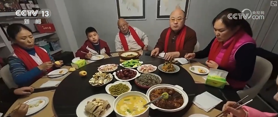 团聚新风尚、吃出新花样、AI新体验 新潮消费花式上新催生新春消费“潮”活力