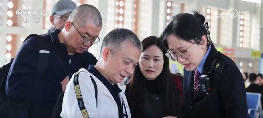 又是一年春运时 从排队抢票到指尖购票感知用心守护新春团圆 又是一年春运时 从排队抢票到指尖购票感知用心守护新春团圆