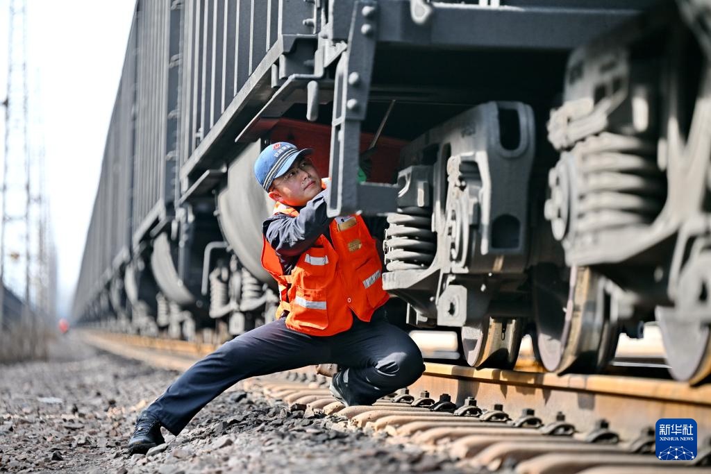 新春走基层丨能源大动脉上的列车“守护者” 新春走基层丨能源大动脉上的列车“守护者”