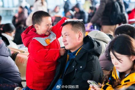 铁路部门发售春运期间火车票超2亿张! 铁路部门发售春运期间火车票超2亿张!