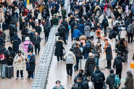 铁路部门发售春运期间火车票超2亿张! 铁路部门发售春运期间火车票超2亿张!