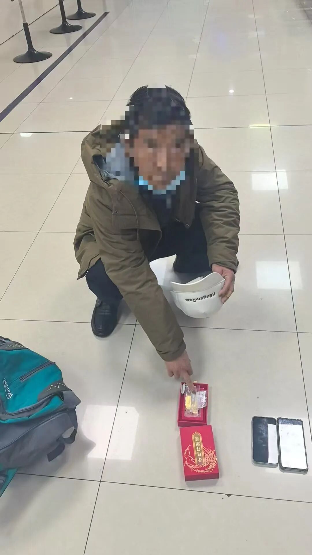 上海一57岁阿姨为新认识的“老伴”豪掷41万买金条,对方派取货人当面交付…… 上海一57岁阿姨为新认识的“老伴”豪掷41万买金条,对方派取货人当面交付……