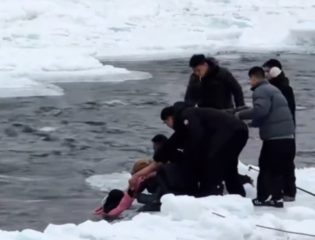 惊险一幕！母女落入冰河！涉事景区通报原因