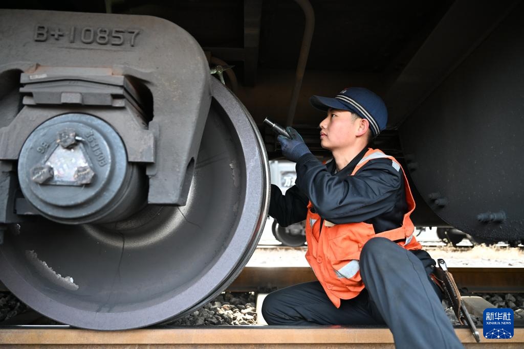 新春走基层丨能源大动脉上的列车“守护者” 新春走基层丨能源大动脉上的列车“守护者”