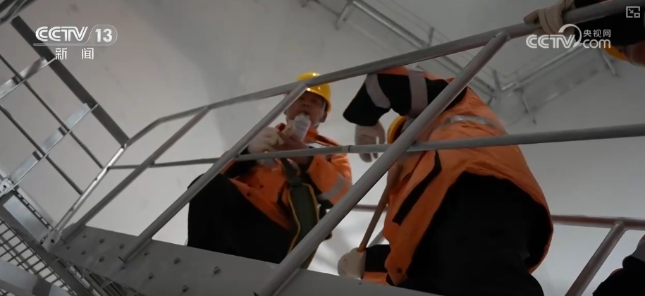 春运在岗·走、看、听、摸 他们日夜守护 确保万千旅客往来平安 春运在岗·走、看、听、摸 他们日夜守护 确保万千旅客往来平安