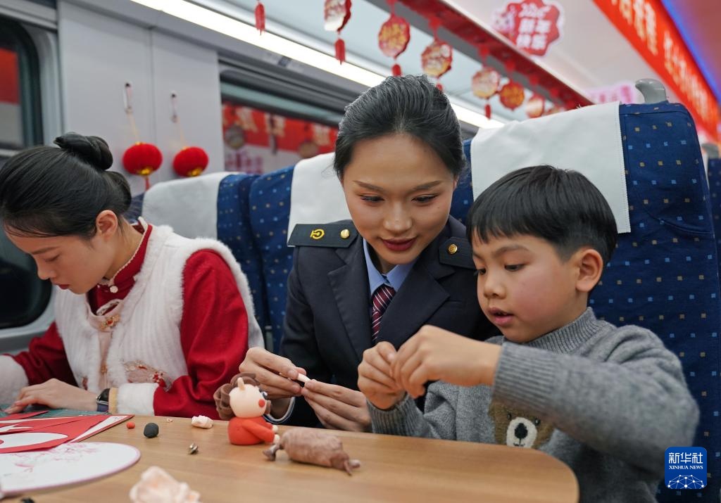 列车“春晚”温暖春运路