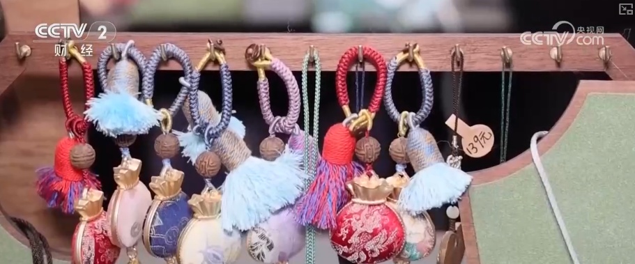 “买买买+非遗体验”，太棒了！“来中国过春节” 风靡全球 海外游客沉浸式感受年味