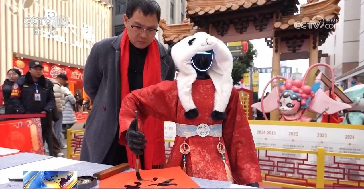 反向团圆、大厨上门、机器人写福字……今年过年多了新变化 反向团圆、大厨上门、机器人写福字……今年过年多了新变化