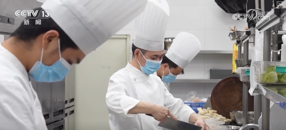 团聚新风尚、吃出新花样、AI新体验 新潮消费花式上新催生新春消费“潮”活力