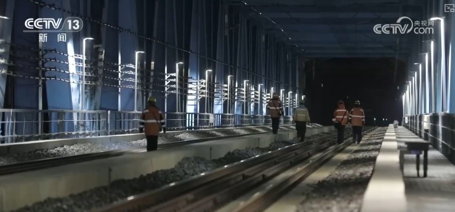 春运在岗·走、看、听、摸 他们日夜守护 确保万千旅客往来平安 春运在岗·走、看、听、摸 他们日夜守护 确保万千旅客往来平安