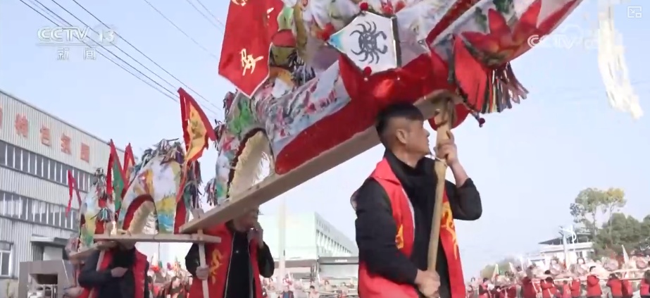 “村晚”开演、花船摇曳、百鼓齐鸣 多彩民俗“引客来”璀璨非遗年味浓 “村晚”开演、花船摇曳、百鼓齐鸣 多彩民俗“引客来”璀璨非遗年味浓
