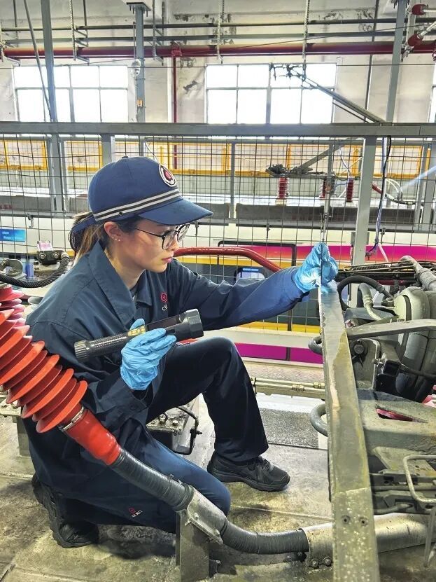 海口动车所这俩00后姑娘，真能扛事儿！