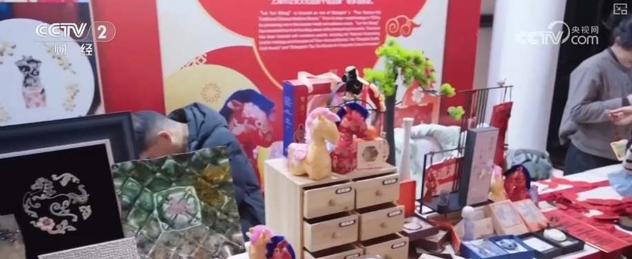 “买买买+非遗体验”，太棒了！“来中国过春节” 风靡全球 海外游客沉浸式感受年味