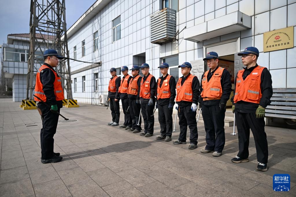 新春走基层丨能源大动脉上的列车“守护者” 新春走基层丨能源大动脉上的列车“守护者”