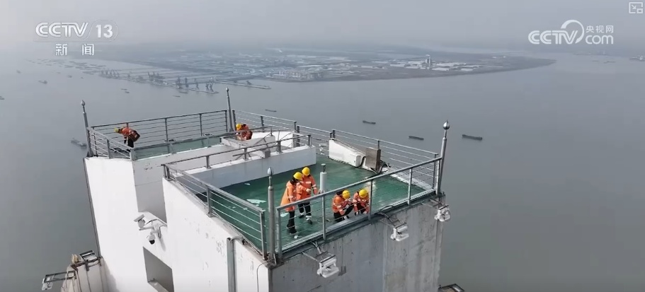 春运在岗·走、看、听、摸 他们日夜守护 确保万千旅客往来平安 春运在岗·走、看、听、摸 他们日夜守护 确保万千旅客往来平安