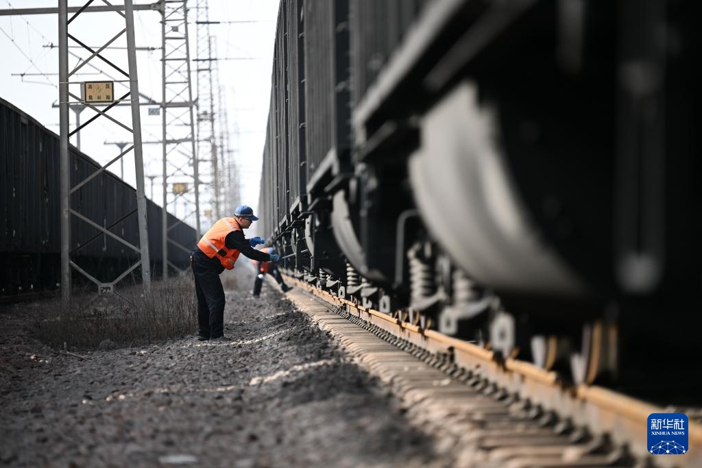 新春走基层丨能源大动脉上的列车“守护者” 新春走基层丨能源大动脉上的列车“守护者”