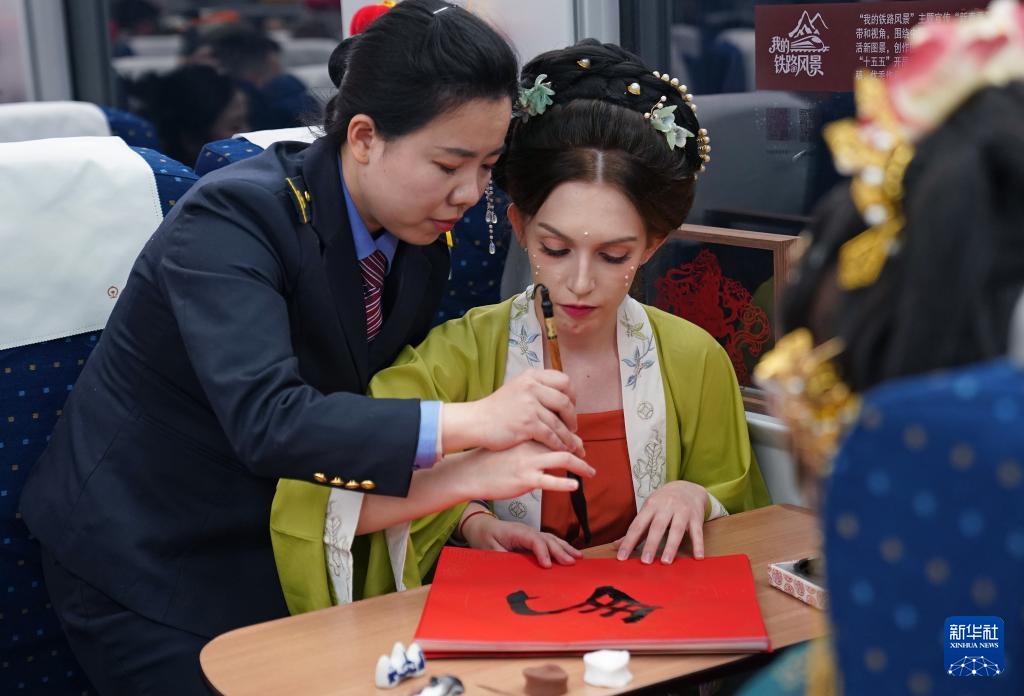 列车“春晚”温暖春运路